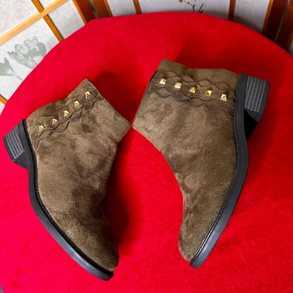 Super cute studded brown suede ankle boots by Dustin in excellent size 38